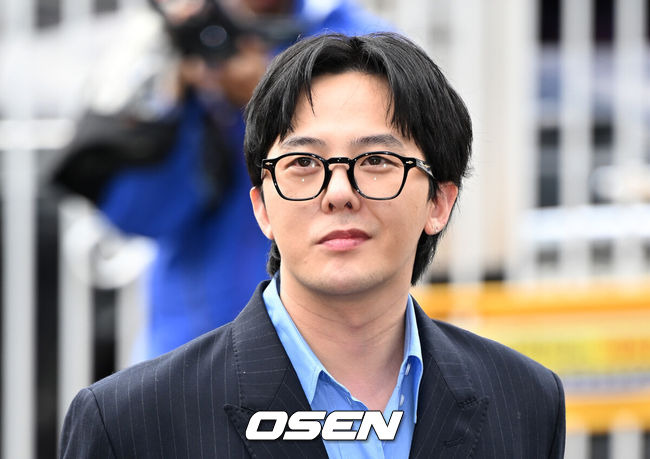 [OSEN=인천, 이대선 기자] 마약류 관리에 관한 법률상 마약 혐의를 받는 가수 지드래곤(35·본명 권지용)이 6일 인천 논현경찰서에 출석했다.지드래곤이 경찰서로 향하며 취재진 질문에 답을 하고 있다. 2023.11.06 /sunday@osen.co.kr