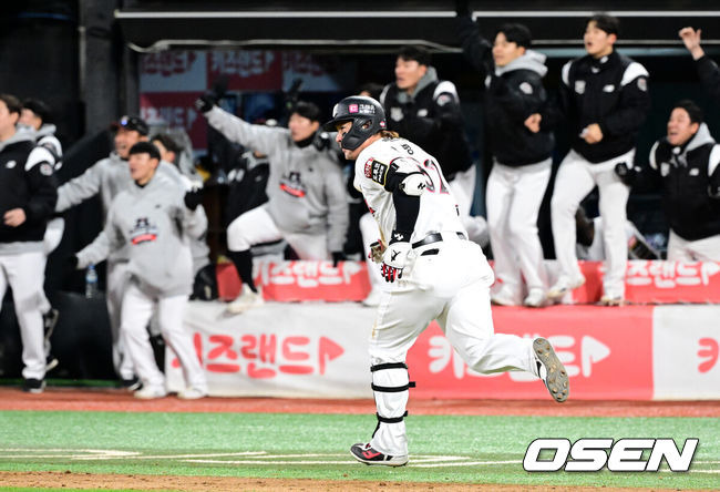 [OSEN=수원, 지형준 기자] 10일 오후 수원 KT위즈파크에서 ‘2023 신한은행 SOL KBO 포스트시즌 한국시리즈’ 3차전 KT 위즈와 LG 트윈스의 경기가 열렸다.8회말 1사 2루에서 KT 박병호가 역전 투런포를 날리고 있다. 2023.11.10 /jpnews@osen.co.kr