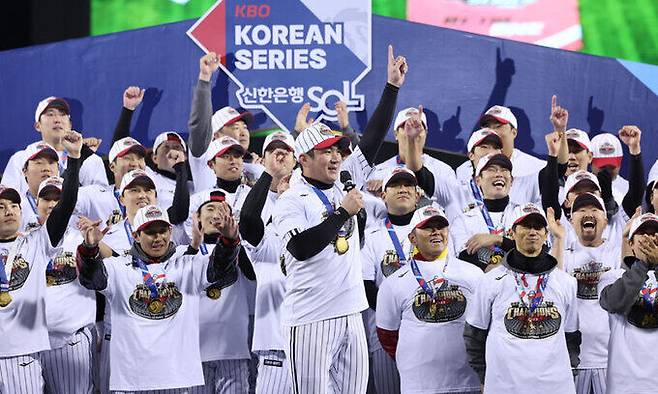 지난 13일 서울 잠실야구장에서 열린 2023 KBO 한국시리즈 5차전 kt wiz와 LG 트윈스의 경기. LG가 6-2로 승리하며 한국시리즈 우승을 확정 지은 뒤 주장 오지환이 소감을 밝히고 있다. 연합뉴스