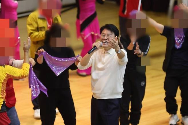 장제원 국민의힘 의원이 지난 11일 자신의 사회관계망서비스(SNS)에 올린 산악회 행사 사진. 장제원 의원 페이스북 캡처