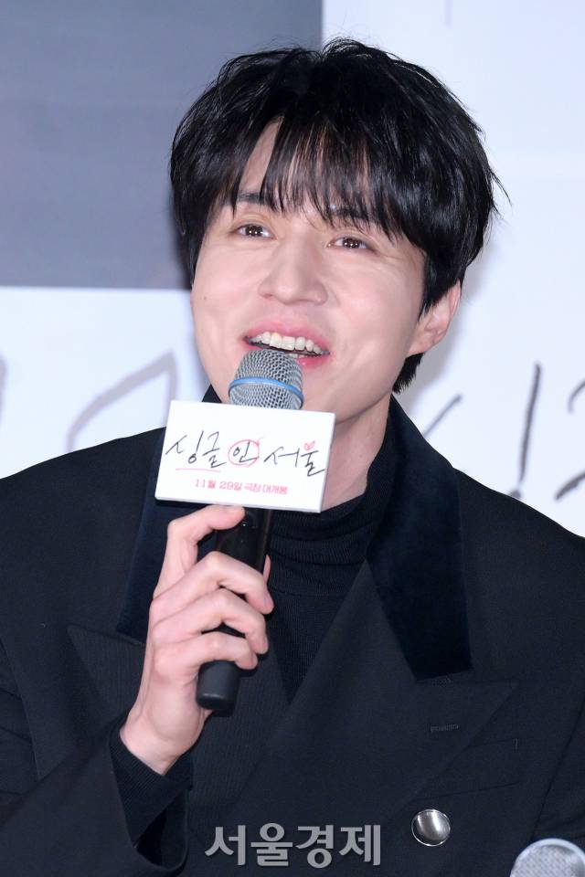 배우 이동욱이 14일 오후 서울 광진구 롯데시네마 건대입구에서 진행된 영화 ‘싱글 인 서울’(감독 박범수) 언론배급시사회 및 기자간담회에서 소감을 말하고 있다. 김규빈 기자