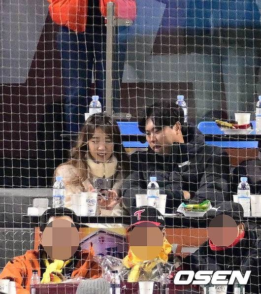 류현진(오른쪽)과 배지현 아니운서.