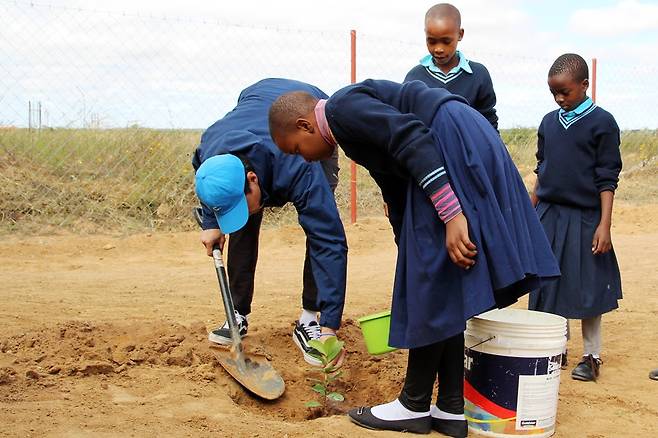 조인성, 탄자니아 아이들 위해 아름다운예술인상 상금 기부