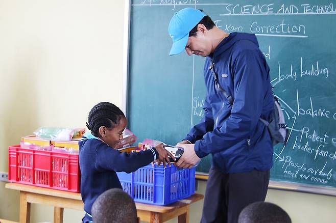 조인성, 탄자니아 아이들 위해 아름다운예술인상 상금 기부