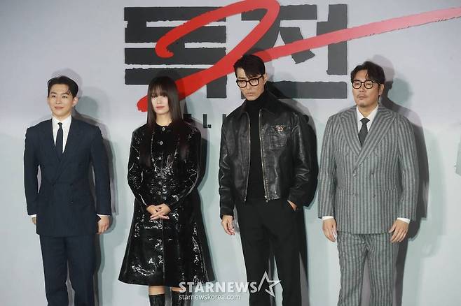 배우 오승훈, 한효주, 차승원, 조진웅이 14일 오전 서울 CGV용산아이파크몰에서 진행된 넷플릭스 영화 '독전2'(감독 백종열) 제작발표회에 참석해 포즈를 취하고 있다.  용산역에서 벌인 지독한 혈투 이후, 여전히 이선생을 쫓는 원호(조진웅 분)와 사라진 락(오승훈 분), 다시 나타난 브라이언(차승원 분)과 사태 수습을 위해 중국에서 온 큰칼(한효주)의 독한 전쟁을 그린 범죄 액션 영화 '독전2'는 오는 17일 공개된다. /2023.11.14 /사진=이동훈