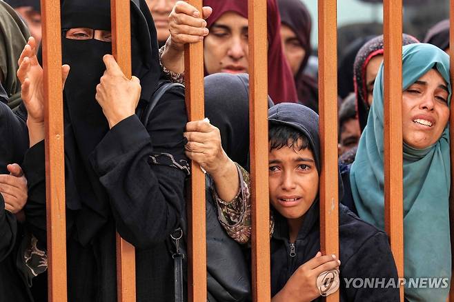 이스라엘 측 공격으로 피해를 입은 팔레스타인인들 [AFP 연합뉴스 자료사진. 재판매 및 DB 금지]