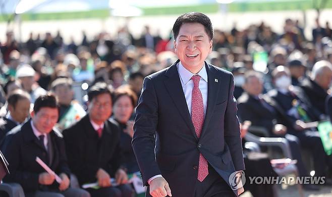 박정희 전 대통령 탄생 축하 행사 찾은 김기현 대표 (구미=연합뉴스) 윤관식 기자 = 국민의힘 김기현 대표가 14일 경북 구미시 상모동 박정희대통령 역사자료관에서 열린 '박정희 대통령 탄신 106돌 문화행사'에서 축사하기 위해 이동하고 있다. 2023.11.14 psik@yna.co.kr