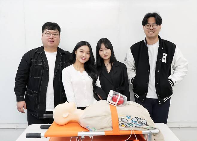 (왼쪽부터)홍익대학교에 재학 중인 김대연씨와 채유진씨, 백원씨, 신영환씨 등으로 구성된 ‘골든 캡슐팀’이 ‘제임스 다이슨 어워드’ 국제전에서 우승팀으로 선정된 후 기념사진을 찍고 있다. (사진=다이슨)