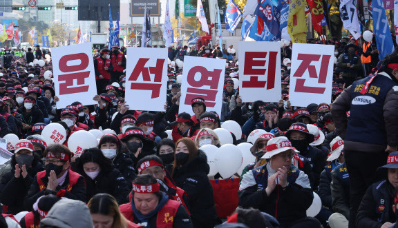 지난 11일 서울 여의도 여의대로에서 한국노총 조합원들이 전국노동자대회를 열고 구호를 외치고 있다. (사진=연합뉴스)