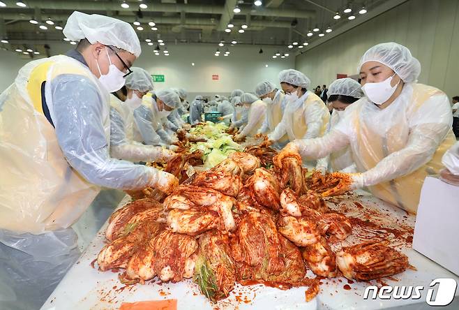 부산 해운대구 벡스코 제2전시장에서 열린 '2023 사랑의 김치나눔 한마당'에서 32개 기업·기관·단체 구성원과 자원봉사자들이 취약계층에 전달할 김장을 담그고 있다. 2023.11.10/뉴스1 ⓒ News1 윤일지 기자