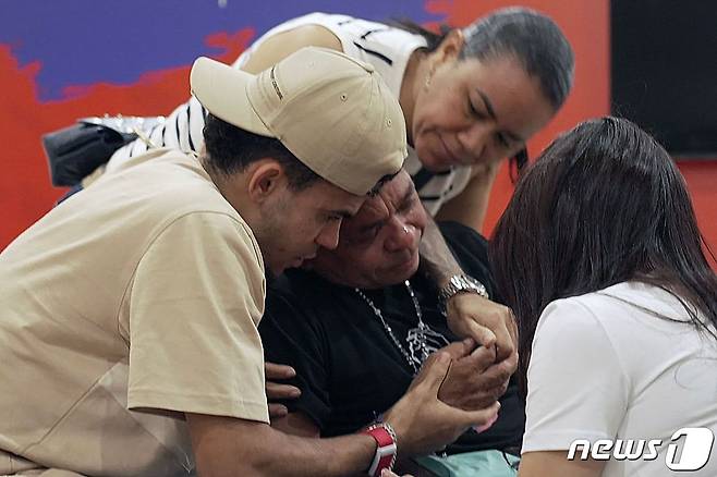 디아스가 납치됐다 풀려난 아버지와 재회했다. ⓒ AFP=뉴스1