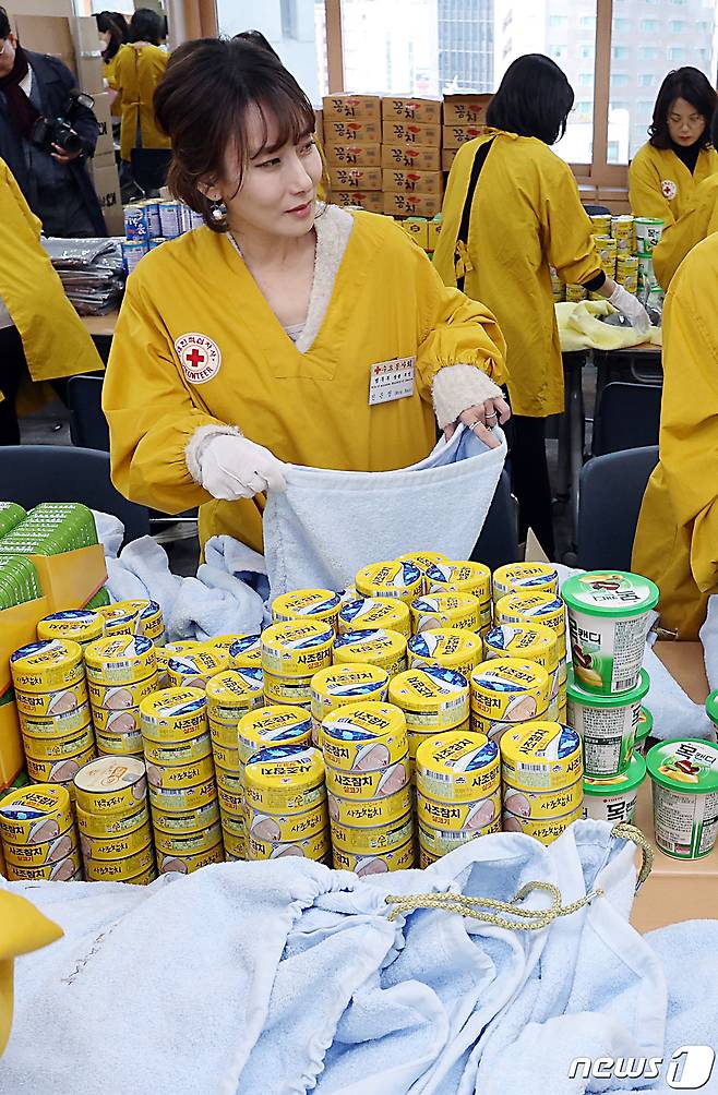 한동훈 법무부 장관의 부인 진은정 씨가 15일 오전 서울 중구 소파로 대한적십자사 서울사무소 앙리뒤낭홀에서 2023 사랑의 선물을 제작하고 있다.  2023.11.15/뉴스1 ⓒ News1 박정호 기자