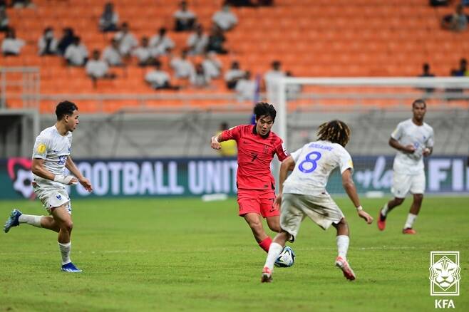 15일 오후 인도네시아 자카르타 인터내셔널 스타디움에서 열린 2023 국제축구연맹(FIFA) 17세 이하(U-17) 월드컵 조별예선 2차전 대한민국과 프랑스의 경기, 윤도영이 드리블을 하고 있다. (대한축구협회 제공) 2023.11.15/뉴스1