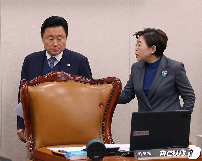 국토교통위 더불어민주당 최인호 간사와 국민의힘 김정재 간사가 15일 서울 여의도 국회에서 열린 국토교통위원회 전체회의에서 대화를 하고 있다. 2023.11.15/뉴스1 ⓒ News1 송원영 기자