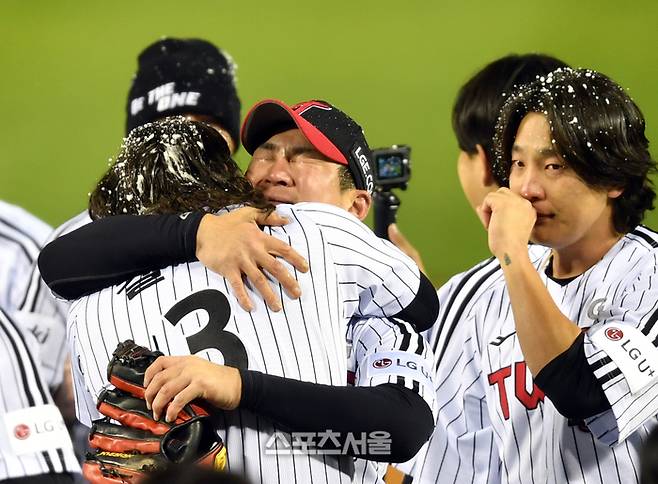 한국시리즈 4승 1패로 우승을 차지한 LG 선수들이 13일 잠실구장에서 열린 2023 KBO리그 LG트윈스와 KT위즈의 한국시리즈 5차전을 마치며 우승세리머니를 펼치고 있다.  트윈스 선수들이 안아주기 릴레이를 이어가던중  오지환이 켈리와 포옹하며 눈물짓고 있다.  2023.11.13.  잠실 | 강영조기자 kanjo@sportsseoul.com