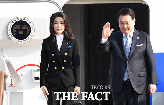 윤석열 대통령(오른쪽)과 부인 김건희 여사가 아시아태평양경제협력체(APEC) 정상회의 참석차 15일 오후 서울공항을 통해 미국 샌프란시스코로 출국하며 인사를 하고 있다./성남=임영무 기자