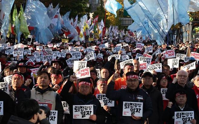 지난 11일 서울 서대문역 부근에서 열린 민주노총 전국노동자대회에서 참석자들이 피켓을 들고 구호를 외치고 있다. [이미지출처=연합뉴스]