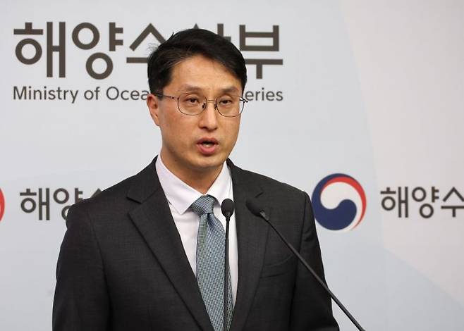 해양수산부 윤현수 해운물류국장이 14일 정부세종청사에서 관계부처 합동으로 마련된 친환경 선박연료 공급망 구축 방안 브리핑에서 발언하고 있다. [이미지출처=연합뉴스]