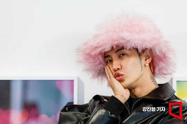 드랙 아티스트 나나영롱킴이 9일 서울 용산구 더트리니티갤러리에서 인터뷰에 앞서 포즈를 취하고 있다. 강진형 기자aymsdream@