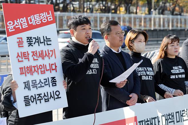 대구 지역 신탁주택 전세사기 피해자 정태운 씨와 전세사기·깡통전세 피해자 전국대책위원회 및 시민사회대책위 활동가 등이 14일 오전 서울 용산구 전쟁기념관 앞에서 강제퇴거 위기의 신탁 전세사기 피해자 대책 마련 촉구 기자회견을 하고 있다.  이들은 이날 기자회견을 통해 오는 17일 신탁회사인 KB부동산신탁의 명도소송으로 당장 쫓겨날 위기에 놓인 신탁주택 전세사기 피해자들을 위해 정부의 특단의 대책과 대통령 면담을 요청했다. 2023.11.14/뉴스1