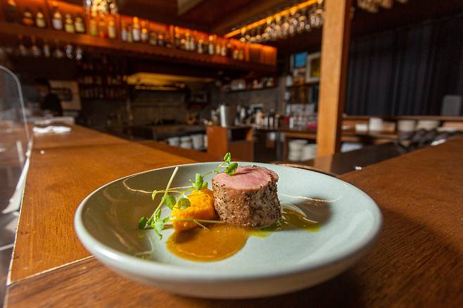 '불특정식당'의 당근 퓌레를 곁들인 돼지 안심./이신영 영상미디어 기자