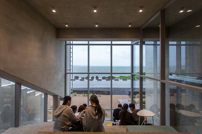 요즘 소셜네트워크(SNS)에서 가장 자주 언급되는 제주도 카페 중 하나인 '오른'./이신영 영상미디어 기자