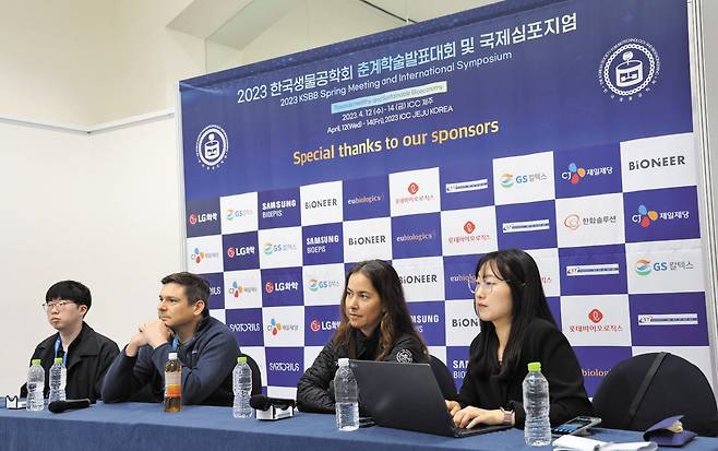 지난 13일 제주도에서 열린 한국생물공학회 춘계학술발표대회에서 크리스토퍼 보이트(왼쪽에서 둘째) 미국 매사추세츠공대(MIT) 교수와 크리스티나 스몰케(왼쪽에서 셋째) 스탠퍼드대 교수가 인터뷰하고 있다. /한국생물공학회