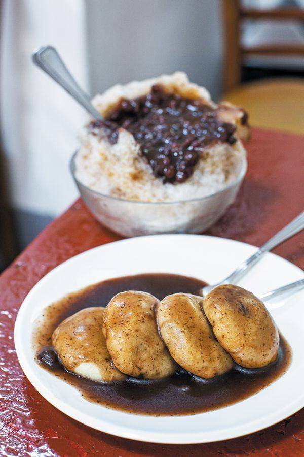 '수복빵집'에서 맛볼 수 있는 팥 소스를 부은 말랑말랑한 찐빵과 옛날식 팥빙수. /김종연 영상미디어 기자