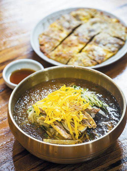 계란 지단과 육전, 배, 오이 고명을 듬뿍 올린 '황포냉면'의 진주냉면. /김종연 영상미디어 기자