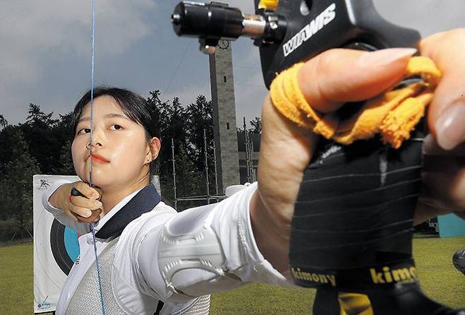 지난달 충북 진천선수촌에서 활시위를 당기는 여자 양궁 대표 임시현. 그는 “아시안게임에서 언니들과 힘을 합쳐 단체전 우승을 하고 싶다”고 말했다. /신현종 기자