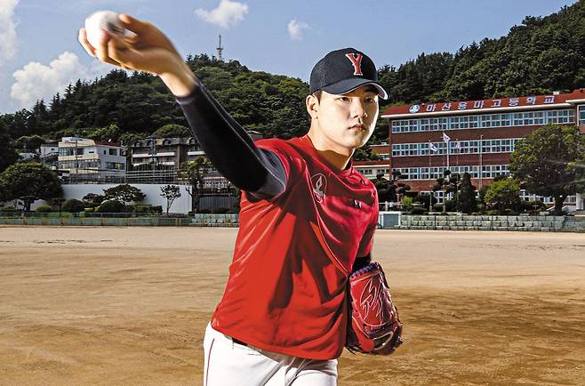 장현석이 지난 15일 경남 창원 마산용마고 운동장에서 공을 던지는 동작을 취하고 있다. 아시안게임 야구 대표로 뽑힌 첫 고교생이다. /김동환 기자