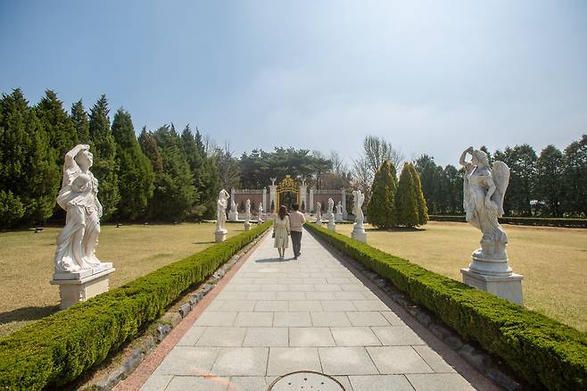 유럽식 정원과 조각상이 어우러진 벽초지수목원은 데이트 코스로도 인기 만점이다. /이한솔 영상미디어 기자