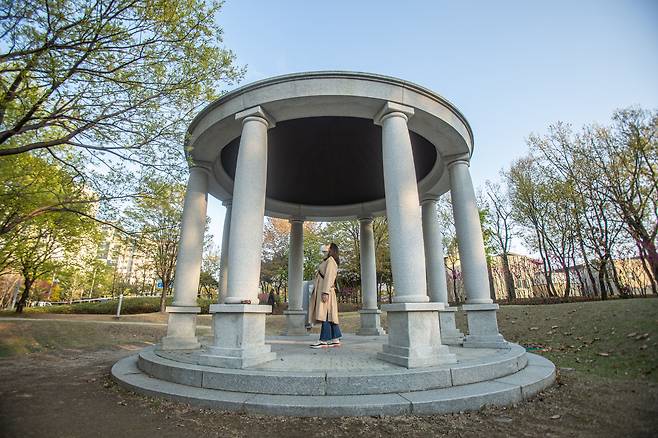 7국 대표 정원을 옮겨놓은 교하중앙공원. 교하신도시 아파트 숲 사이에 숨은 명소다. /이한솔 영상미디어 기자