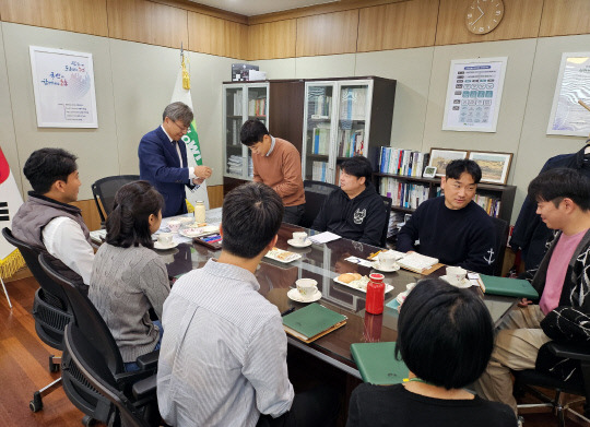 한국산림복지진흥원이 조직문화 개선 및 직원 복지 향상을 위해 생일을 맞이한 직원들을 위해 선물 증정과 함께 차담회를 즐기고 있는 모습. 사진=한국산림복지진흥원 제공.