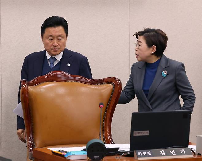 국토교통위 더불어민주당 최인호 간사와 국민의힘 김정재 간사가 15일 서울 여의도 국회에서 열린 국토교통위원회 전체회의에서 대화하고 있다. 2023.11.15. 뉴스1