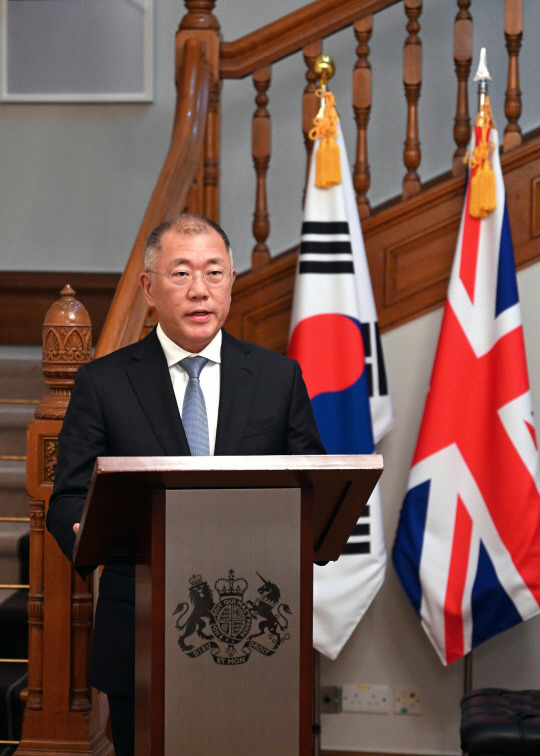 정의선 현대자동차그룹 회장이 지난 14일 주한 영국 대사관에서 열린 대영제국훈장 수훈식에서 대영제국 지휘관 훈장을 받은 후 소감을 말하고 있다. 현대차그룹 제공