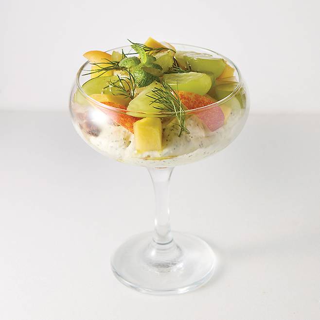 부드럽고 깔끔한 허브 치즈크림에 제철 과일을 더한 허브 치즈 푸르츠는 1만2천원.