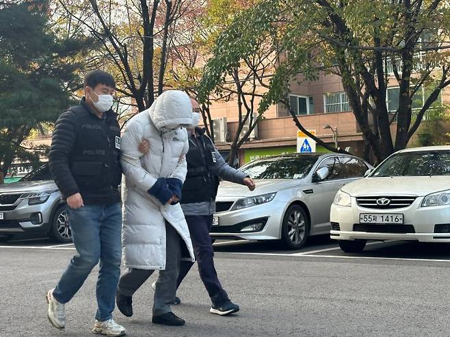 15일 오전 영등포구 한 건물에서 80대 남성을 숨지게 한 30대 주차관리인 조모씨에게 살인을 교사한 혐의를 받는 40대 김모씨가 서울남부지법에 영장실질심사(구속전피의자심문)을 받기 위해 출석하고 있다. /사진=뉴스1