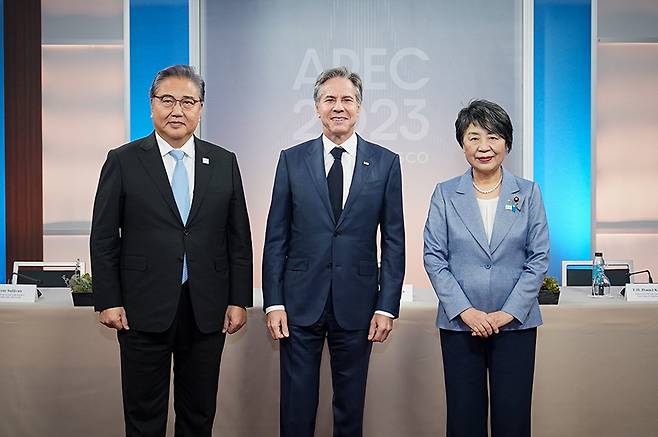 박진 외교부 장관(가장 왼쪽)은 14일 APEC 각료회의 참석 계기 안토니 블링컨 미국 국무장관 및 가미카와 요코 일본 외무대신과 한미일 외교장관회의를 갖고, 한미일 협력 강화 방안과 주요 지역 및 글로벌 현안에 관해 논의했다. (사진=외교부)