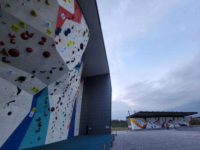 충북 청주시에 위치한 내수생활체육공원 암벽등반장. 지난해 청주시는 이곳에 야간 조명탑을 설치했지만 감사원 지적을 받고 올해 4월 모든 조명설비를 뜯어냈다. 청주=서재훈 기자