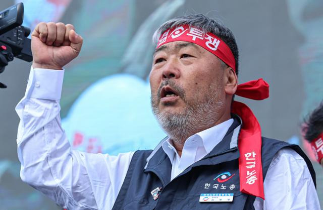 김동명 한국노동조합총연맹 위원장이 지난 11일 서울 영등포구 여의대로에서 열린 전국노동자대회에서 구호를 외치고 있다. 뉴스1