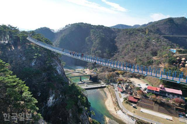100m 허공에 매달린 소금산 출렁다리 아래로 삼산천 옥색 물빛이 시리다.