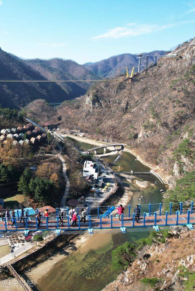 출렁다리와 잔도, 전망대와 울렁다리로 이어지는 소금산은 거대한 놀이공원이나 마찬가지다.