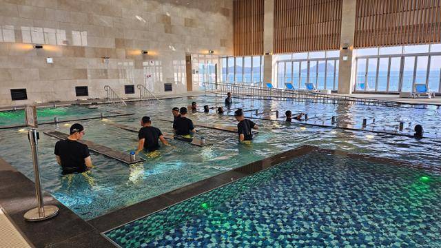 8일 해양치유센터를 찾은 사전 이용자들이 딸라 소풀 수중 운동 프로그램을 체험하고 있다. 완도=김진영 기자