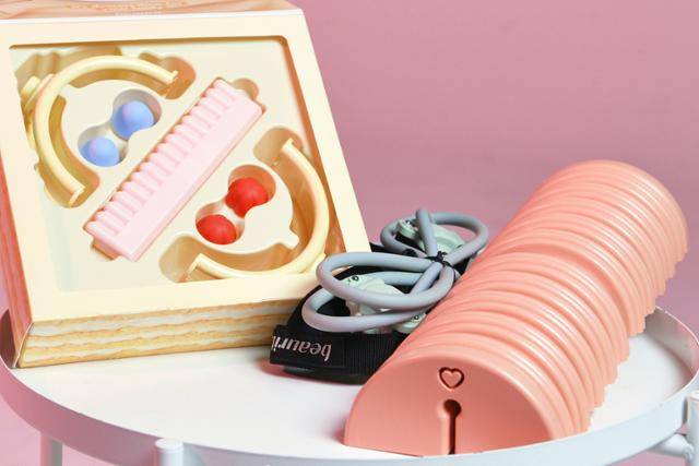 조새한별 파인유얼뷰티 대표가 직접 개발한 통증완화용 운동기구. 반원형 플라스틱 몸체에 다양한 도구들을 연결해 마사지부터 각종 운동을 할 수 있다. 윤서영 인턴기자