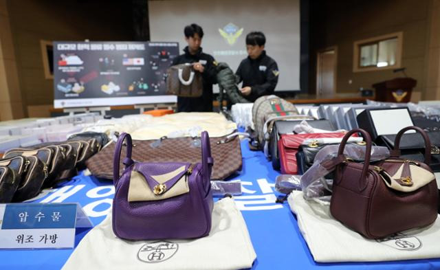 7일 인천 연수구 인천해양경찰서 강당에서 해경 관계자가 압수한 중국산 '짝퉁' 명품을 정리하고 있다. 뉴시스