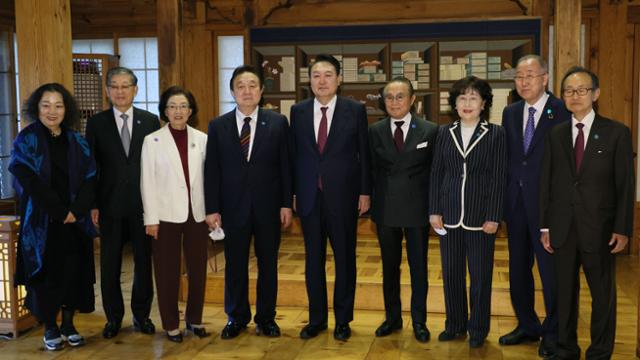 2022년 4월 13일 당시 윤석열 대통령 당선인이 서울 성북구 한국가구박물관에서 각 분야의 원로들에게 고견을 듣는 '경청식탁, 지혜를 구합니다' 행사에 참석했다. 당선인 왼쪽이 정대철 현 대한민국 헌정회장. 대통령직인수위 사진기자단