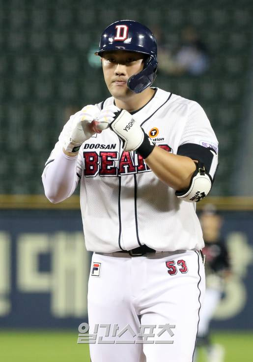 2023 KBO 프로야구 두산 베어스와 kt 위즈의 경기가 16일 오후 서울 잠실야구장에서 열렸다. 9회말 1사 2루 양석환이 1타점 적시타를 치고 1루에서 하트 세리머니를 하고 있다. 잠실=김민규 기자