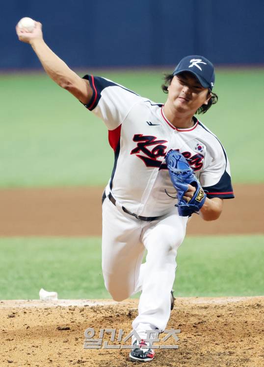 중국 항저우 아시안게임 야구대표팀이 26일 오후 서울 고척스카이돔에서 상무와 연습경기를 가졌다. 8회 초 고우석이 등판해 역투하고 있다. 야구대표팀은 27일까지 국내 훈련일정을 마치고 28일 항저우로 출국한다. 고척=김민규 기자 capa@edaily.co.kr /2023.09.26/