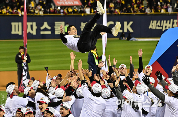 LG는 13일 잠실구장에서 벌어진 2023 신한은행 쏠 KBO KS 5차전에서 KT 위즈를 상대로 6-2로 승리를 거두고 29년 만에 한국시리즈 제패를 했다. 구광모 LG그룹 회장이 헹가래를 받고 있다. [사진=곽영래 기자]